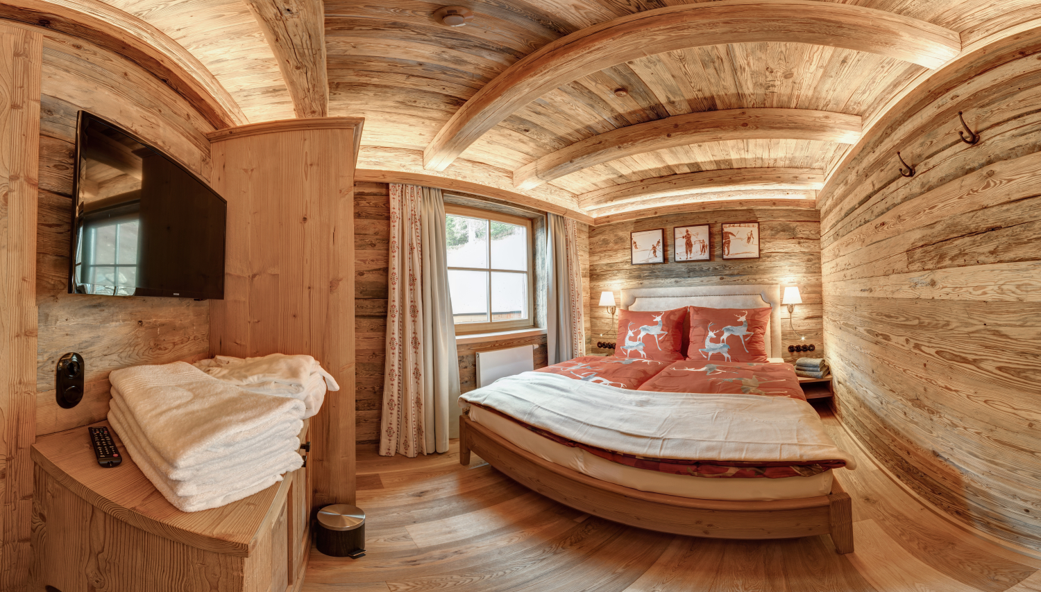 Modernes Altholz-Schlafzimmer im Chalet am Brechhornhaus